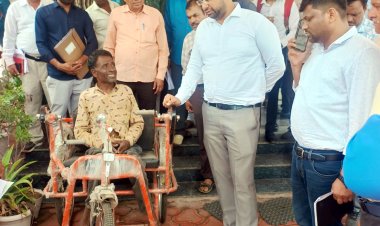 ये है सही जनसुनवाई.. दोनों पैरों से दिव्यांग अर्जी लेकर आया, एसडीएम ने वहीं पर दिला दी ट्राइसिकल