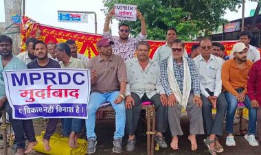 जावरा-उज्जैन फोरलेन के नए अलाइनमेंट के विरोध में बारिश के बीच भी जारी है धरना प्रदर्शन