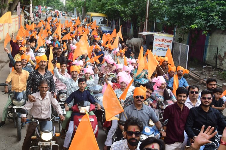 गुरु गोविंद दोऊ खड़े, काके लागू पाय, बलिहारी गुरु आपने गोविंद दियो बताय...