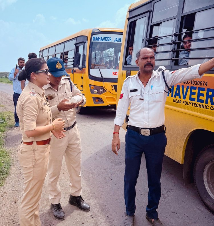 पेरेंट्स सावधान... नाबालिग छात्रों को बाइक चलाने दी तो लगेगा जुर्माना, तीन छात्रों के पेरेंट्स पर कार्रवाई