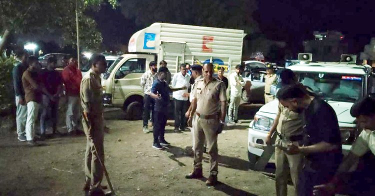 होटल-ढाबों व रोड किनारे बैठे लोगों की पुलिस ने की चेकिंग