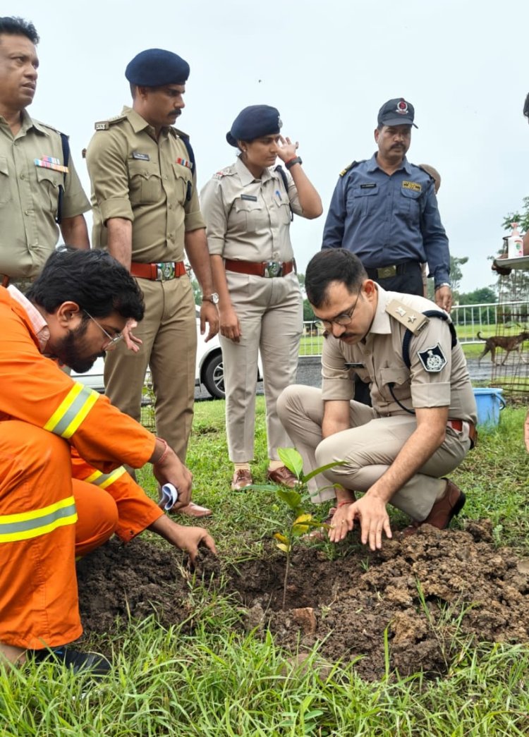 रतलाम पुलिस लाइन परिसर में पौधे लगाए और स्वच्छता की शपथ दिलाई