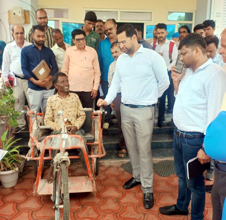 ये है सही जनसुनवाई.. दोनों पैरों से दिव्यांग अर्जी लेकर आया, एसडीएम ने वहीं पर दिला दी ट्राइसिकल