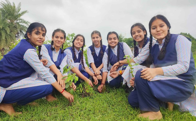 सरस्वती शिशु मंदिर सरस्वतीपुरम परिसर में विद्यार्थियों ने किया पौधारोपण