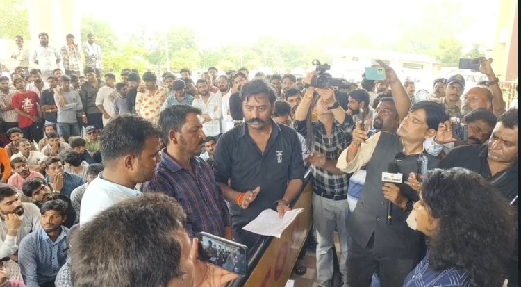 लाठीचार्ज के विरोध में करणीसेना परिवार ने कलेक्टोरेट परिसर में किया प्रदर्शन