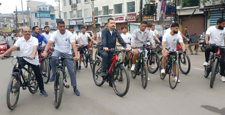 एसपी समेत रतलाम पुलिस टीम ने चलाई साइकिल ताकि नशे से मुक्त हो हमारा समाज
