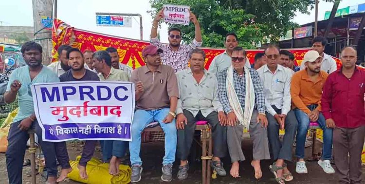 जावरा-उज्जैन फोरलेन के नए अलाइनमेंट के विरोध में बारिश के बीच भी जारी है धरना प्रदर्शन