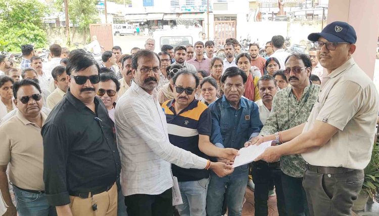 आखिर एसडीएम के खिलाफ पटवारियों ने क्यों किया प्रदर्शन, जानने के लिए पढ़े ये खबर