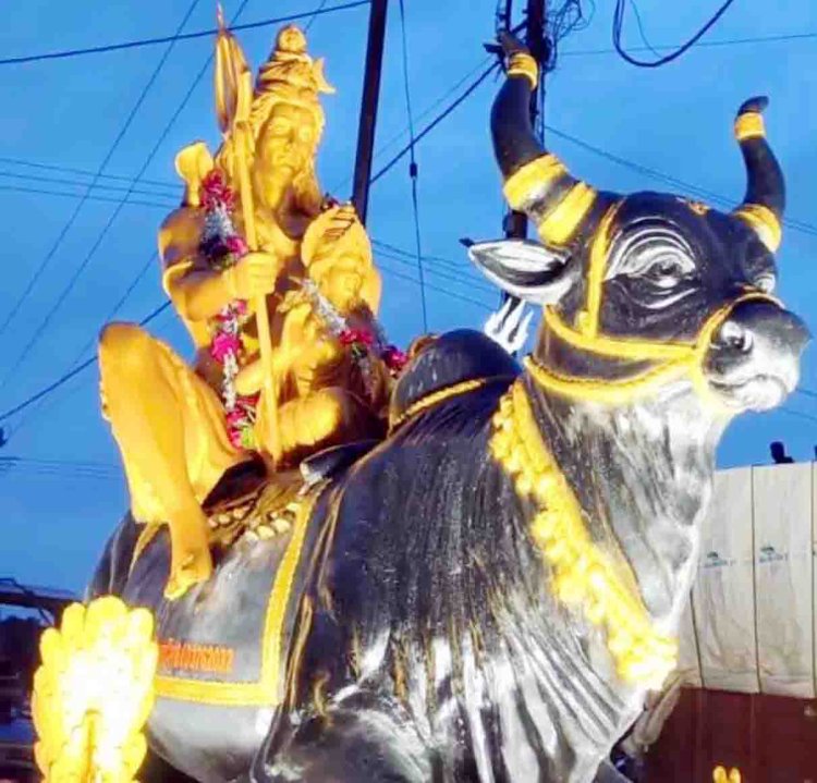 ऐतिहासिक कावड़ यात्रा में मदमस्त होकर थिरके शिव भक्त, झांकियों ने मोहा मन