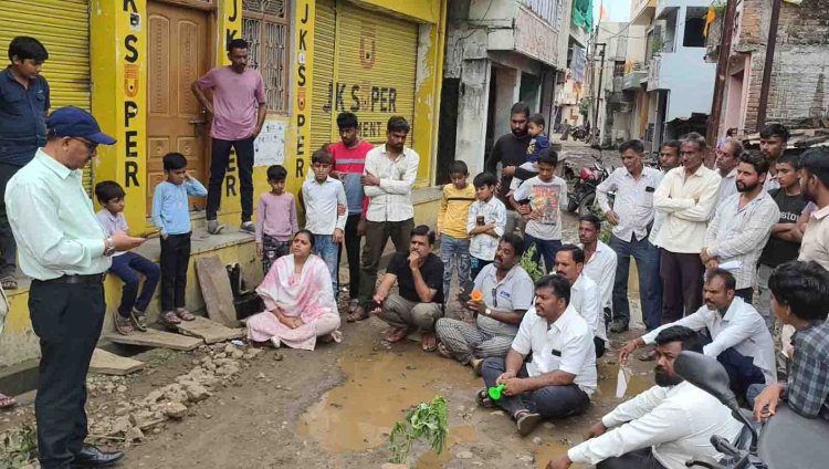 अरे ये क्या.. कीचड़ में ही धरने पर बैठ गए नेताजी, रोड पर ही लगा दिए बेशर्म प्रजाति के पौधे