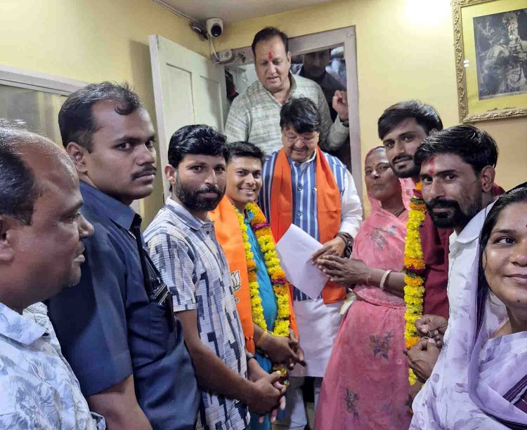 नगरपालिका चुनाव के तीन साल बाद भाजपा में शामिल हुए वार्ड 9 की पार्षद और उनके पुत्र दशरथ कसानिया