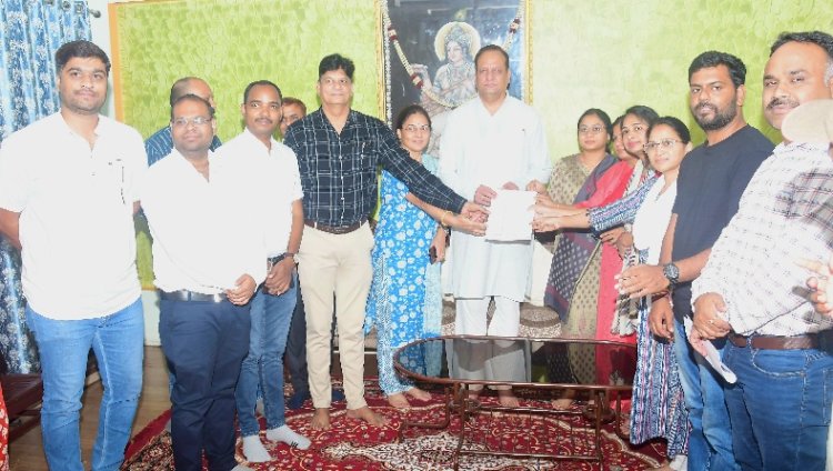 जिलेभर के तहसीलदारों ने मिलकर विधायक डॉ. पांडेय को सौंपा ज्ञापन
