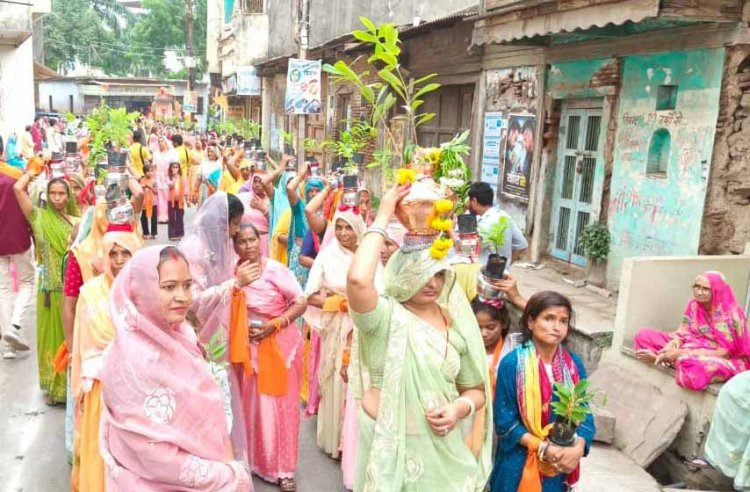 बलराम जन्मोत्सव पर अच्छी पहल : पर्यावरण संरक्षण का संदेश देने कलश पर पौधे रखकर चली महिलाएं