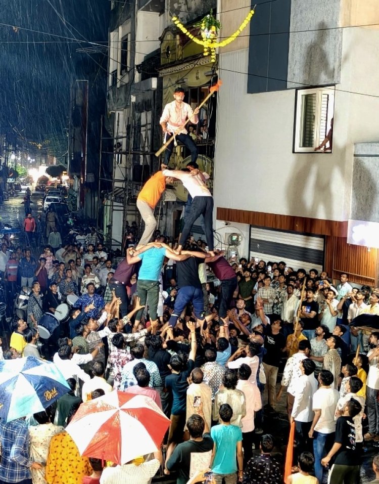 जावरा में श्री कृष्ण जन्माष्टमी की धूम, बारिश के बीच फूट रही माखन मटकियां