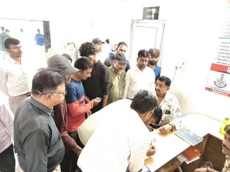 बिजली उपभोक्ता संघर्ष समिति सदस्य और कंपनी कर्मचारी आमने-सामने, उपभोक्ता धरने पर व कर्मचारी ऑफिस बंद कर थाने पहुंचे