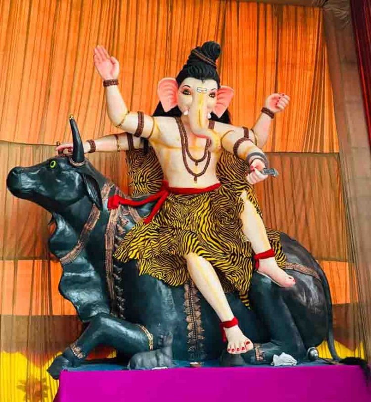 गणेश चतुर्थी की धूम : ढोल-ढमाकों के साथ गणेश जी को घर ले जाकर कर रहे स्थापना, बाजार में भी रौनक