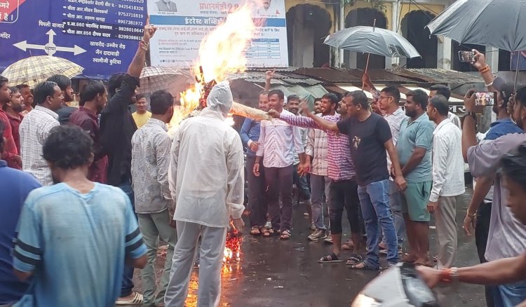 कांग्रेस प्रदेश अध्यक्ष पटवारी के खिलाफ धाकड़ समाज का प्रदर्शन, पुतला जलाया, थाने में की शिकायत