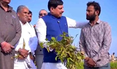 खेतों में पहुंचे मुख्यमंत्री, किसानों को गले लगाकर बोले कलेक्टर से सर्वे करवा रहे है, सरकार किसानों के साथ