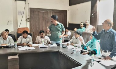 सफाई व्यवस्था और वार्डों में काम नहीं होने के मुद्दे पर हंगामे के साथ शुरू हुआ नपा सम्मेलन, पहले 40 मिनट तो एजेंडे पर चर्चा ही शुरू नहीं हो सकी