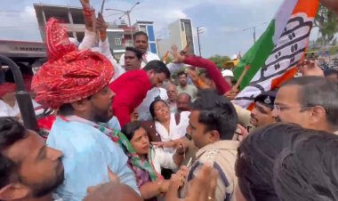 कांग्रेस ने रतलाम में निकाली किसान ट्रैक्टर रैली, कलेक्ट्रेट में घूसने के दौरान पुलिस से धक्का-मुक्की