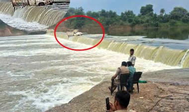 चंबल की रपट पर पानी होने के बावजूद उतारी पिकअप, रपट से नीचे लटकी, ड्राइवर बहा, साथी बचकर निकला