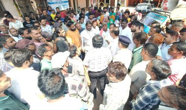 नगर पालिका दफ्तर बंद करके कर्मचारियों ने किया प्रदर्शन, RD पर लगाए अभद्रता के आरोप, RD बोले ये राजनीतिक षड्यंत्र