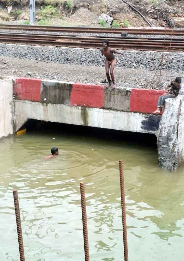 लापरवाही : रेलवे अंडरब्रिज में पानी भरा तो बच्चों ने स्वीमिंग पूल बना लिया, हादसा हुआ तो जिम्मेदार कौन