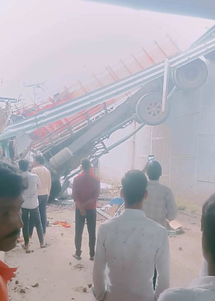 ड्राइवर को झपकी लगी और एक्सप्रेस-वे के ब्रिज से नीचे जा गिरा ट्रक, एक की मौत, दो घायल