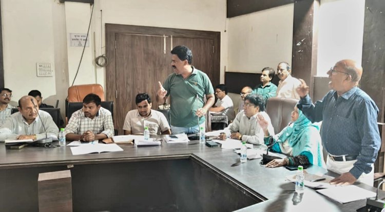 सफाई व्यवस्था और वार्डों में काम नहीं होने के मुद्दे पर हंगामे के साथ शुरू हुआ नपा सम्मेलन, पहले 40 मिनट तो एजेंडे पर चर्चा ही शुरू नहीं हो सकी