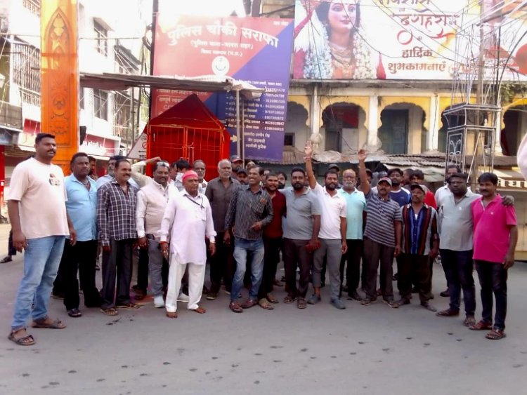 नगर पालिका सफाई कर्मचारी हड़ताल पर उतरे, आज शहर में शुरू नहीं हुई सफाई, जगह-जगह पड़े कचरे के ढेर