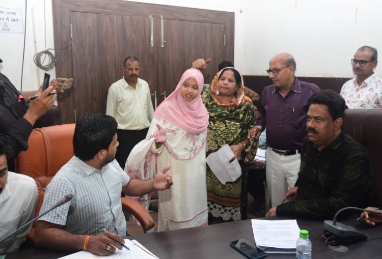 जावरा : पार्षद परिषद हाल में ही धरने पर बैठीं, डोर टू डोर कचरा नहीं उठने पर भी मचा हंगामा