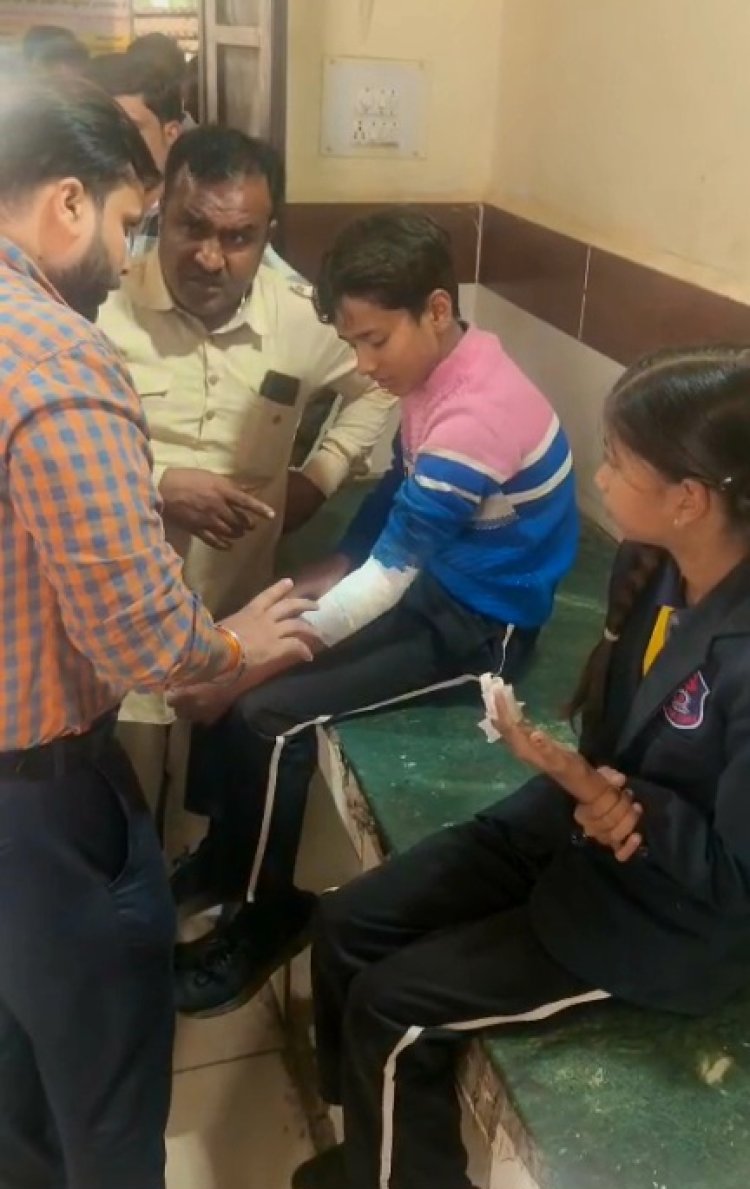 चिकलाना के पास मैजिक वाहन पलटा, शिक्षिका सहित स्कूली बच्चे घायल, 7 को ज्यादा चोट आई