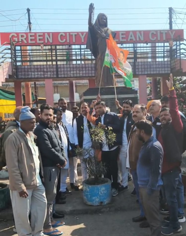 मुख्यमंत्री की सभा से पहले कांग्रेस का प्रदर्शन, पहले पुलिस ने नजर बंद रखा, फिर छोड़ा तो चौपाटी पर की नारेबाजी