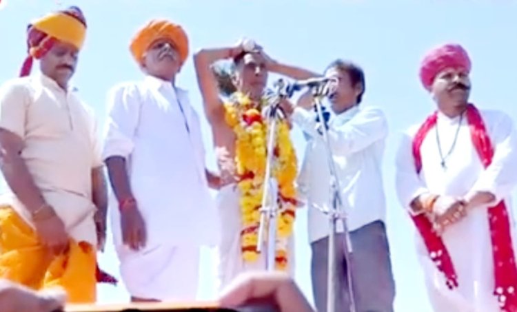 गोठड़ा में भविष्यवाणी : पंडाजी बोले युद्ध तो बढ़ेगा, सोना-चांदी के चक्कर में ना पड़े, फसलों के भाव अच्छे रहेंगे