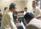 रोड पर घायल पड़े व्यक्ति को विधायक डॉ. पांडेय ने अपने वाहन में अस्पताल पहुंचाया