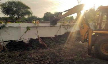 जावरा में कॉलोनी की दीवार पर चला बुलडोजर, रास्ते पर कर रखा था कब्जा